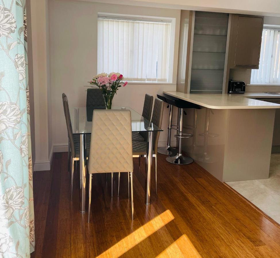 Sunny Corner, Padstow. Spacious 3 Bedrooms, 2.5 Bathrooms, Parking, Garden. Eksteriør bilde